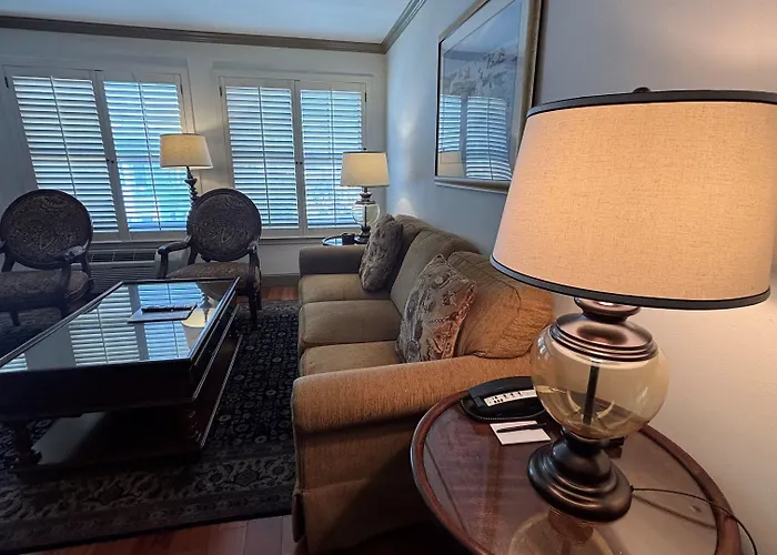 Cow Hollow Inn And Suites